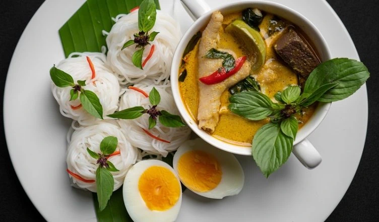 Thai food dishes featuring egg and noodles