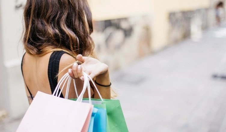 Lady holding shopping bags while exploring what and where to buy in Thailand.